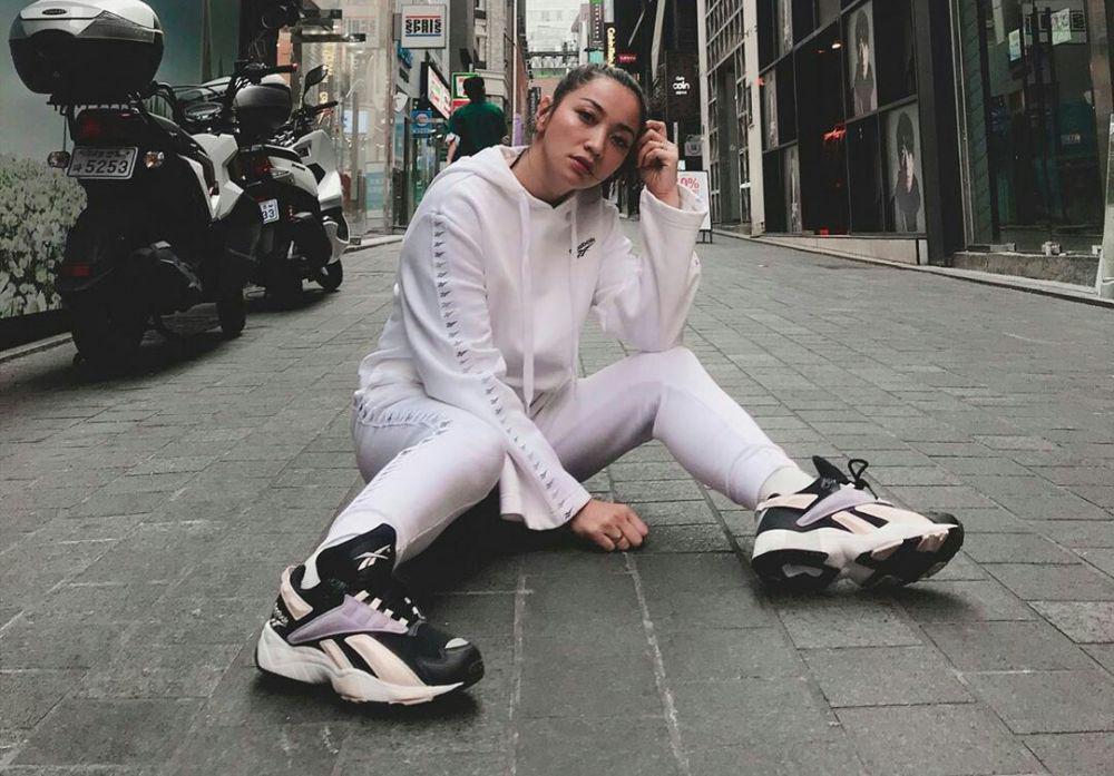 Hobi Koleksi Sneakers, 11 Potret Hesti Purwadinata yang Swag Abis!