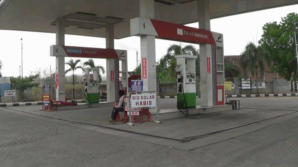 Terlihat lengang, salah satu SPBU di Kabupaten Tuban ini tak melayani pembelian BBM karena pasokan berkurang. IDN Times/Imron