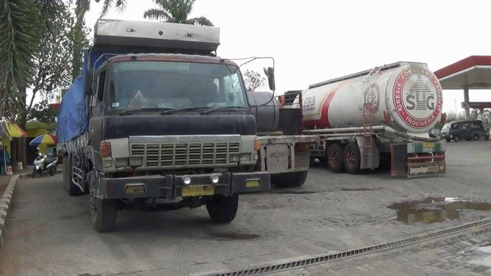 Para sopir truk terpaksa memarkir kendaraan mereka, sambil menunggu kiriman pasokan BBM di SPBU. IDN Times/Imron
