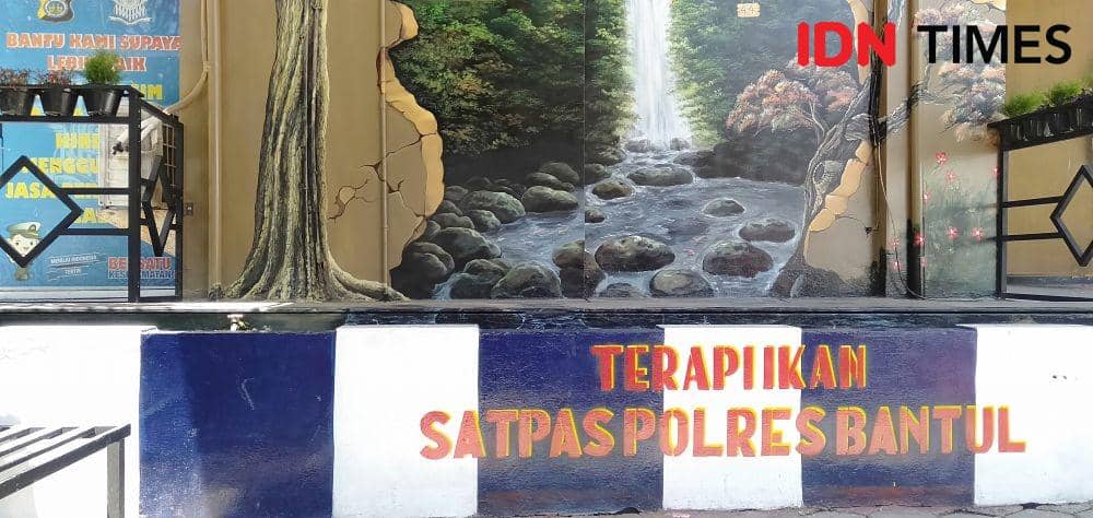 Kolam terapi ikan Satpas Polres Bantul. IDN Times/Daruwaskita