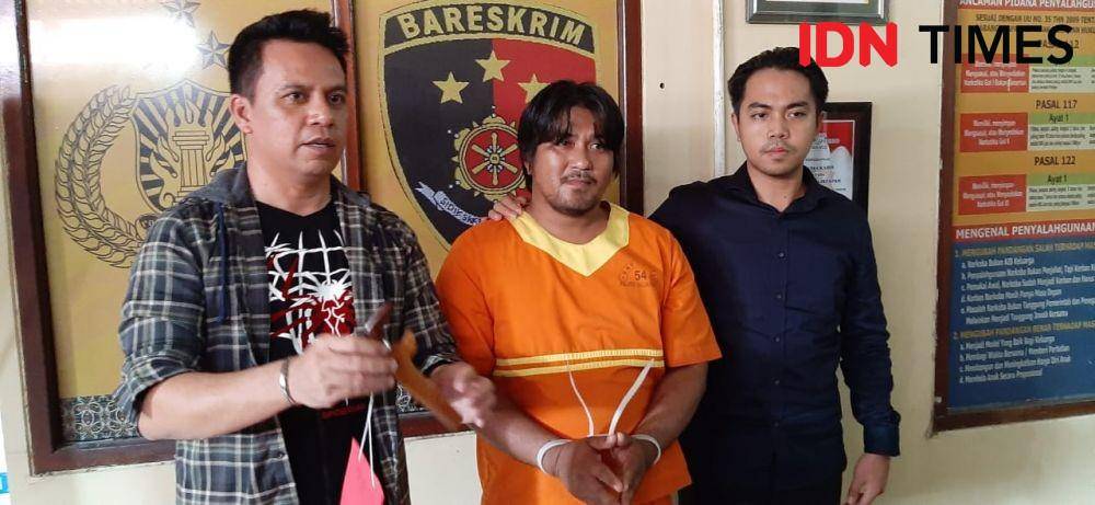 Tersangka kasus penikaman, Iwan Baso (baju orange). IDN Times/Surya Aditya