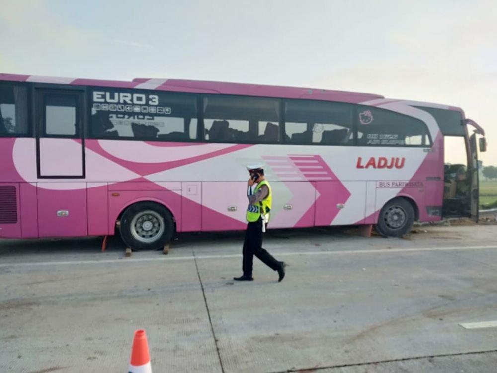 Kondisi bus Ladju yang mengalami kecelakaan di Tol Pasuruan-Probolinggo, Jumat (15/11). IDN Times/ Dok. PJR Polda Jatim