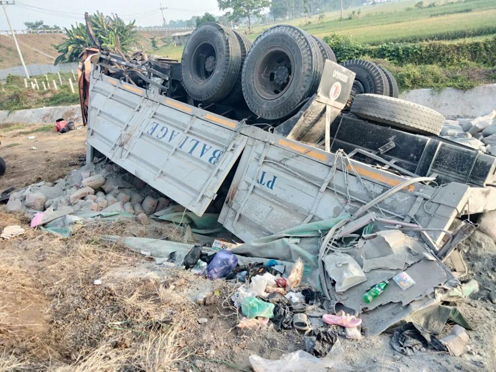Kondisi truk yang terguling usai ditabrak bus Ladju dari arah belakang di Tol Pasuruan-Probolinggo, Jumat (15/11). IDN Times/ Dok. Sat PJR Polda Jatim