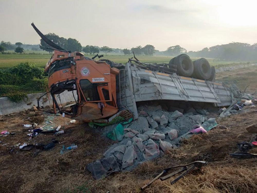 Kondisi truk yang terguling usai ditabrak bus Ladju dari arah belakang di Tol Pasuruan-Probolinggo, Jumat (15/11). IDN Times/ Dok. Sat PJR Polda Jatim