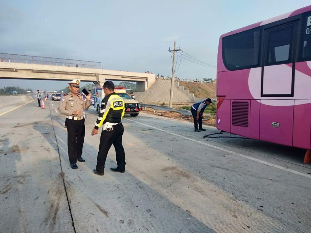 Polisi melakukan olah TKP kecelakaan bus Ladju dengan truk tronton di Tol Pasuruan-Probolinggo, Jumat (15/11). IDN Times/Dok. Sat PJR Polda Jatim