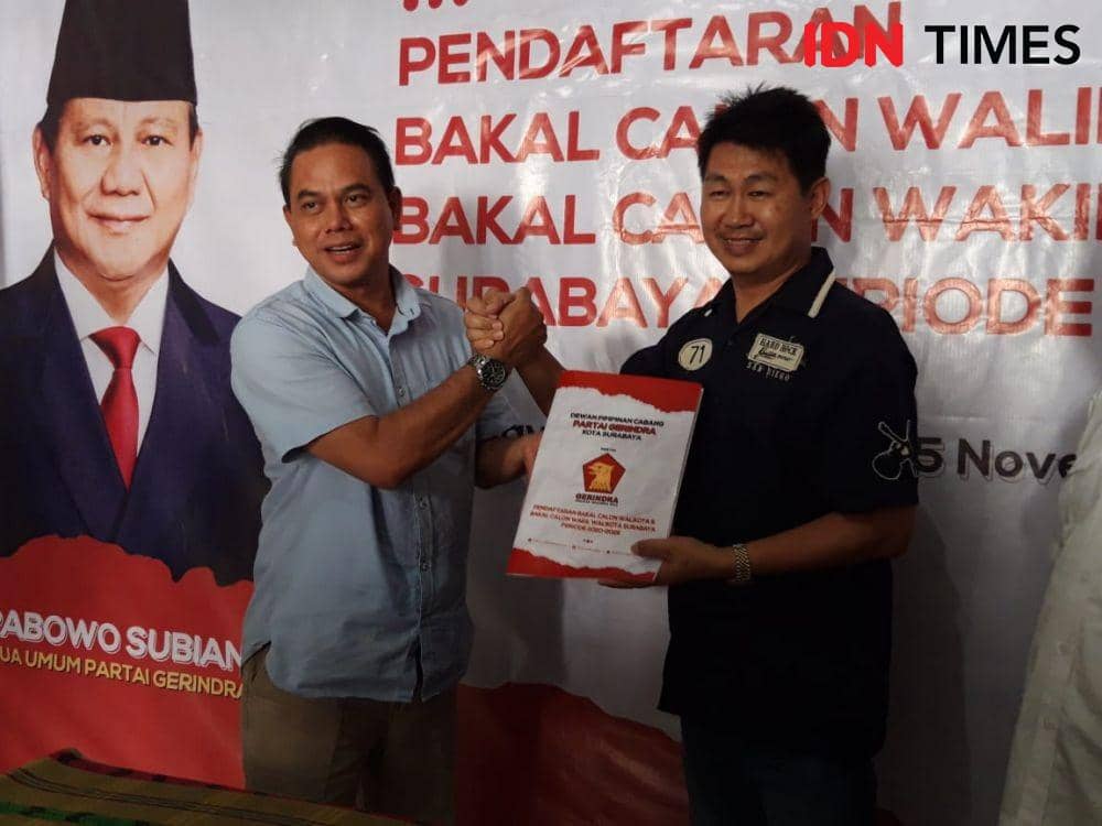 Ketua Penjaringan Bacawali-Bacawawali DPC Partai Gerindra Surabaya, Bagiyon (kiri) dan Bacawali Kota Surabaya, Vinsensius Awey di Kantor DPC Gerindra, Jumat (15/11). IDN Times/Fitria Madia