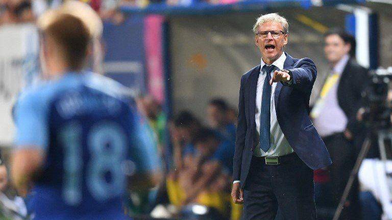 Pelatih kepala Timnas Finlandia, Markku Kanerva, memberi instruksi kepada pemainnya. Twitter/@csakfocihu