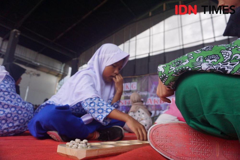 Anak-anak ikuti lomba Dakon Bupati Bantul Cup 2019 di Pyramid Cafe, Sabtu (16/11). IDN Times/Daruwaskita