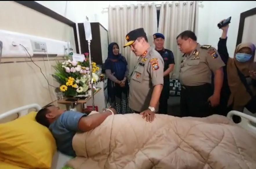 Kapolda Sumut Irjen Pol Agus Andrianto menjenguk korban terdampak bom (Dok.IDN Times/istimewa)