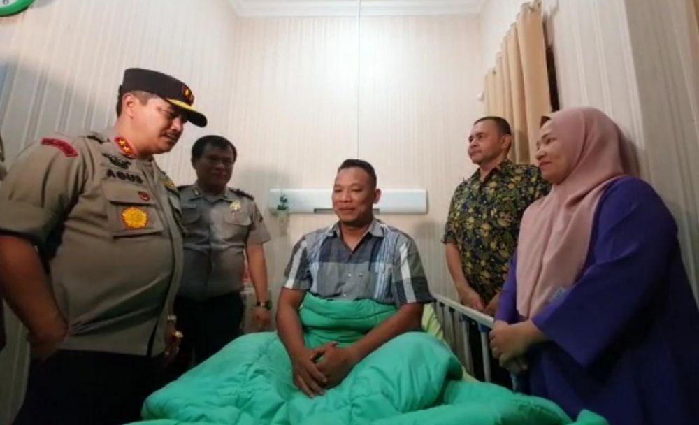 Kapolda Sumut Irjen Pol Agus Andrianto menjenguk korban terdampak bom (Dok.IDN Times/istimewa)