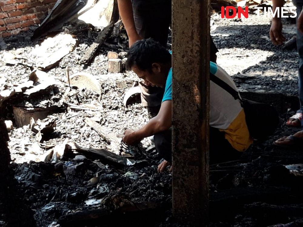 Saiful tampak mengais sisa kebakaran di Pasar Beras, Bendul Merisi Surabaya, Sabtu (16/11). IDN Times/Fitria Madia.