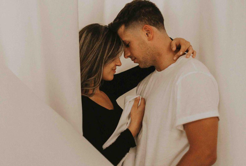 5 Posisi Seks Cocok untuk Gemini, Si Kembar yang Jago Dirty Talk