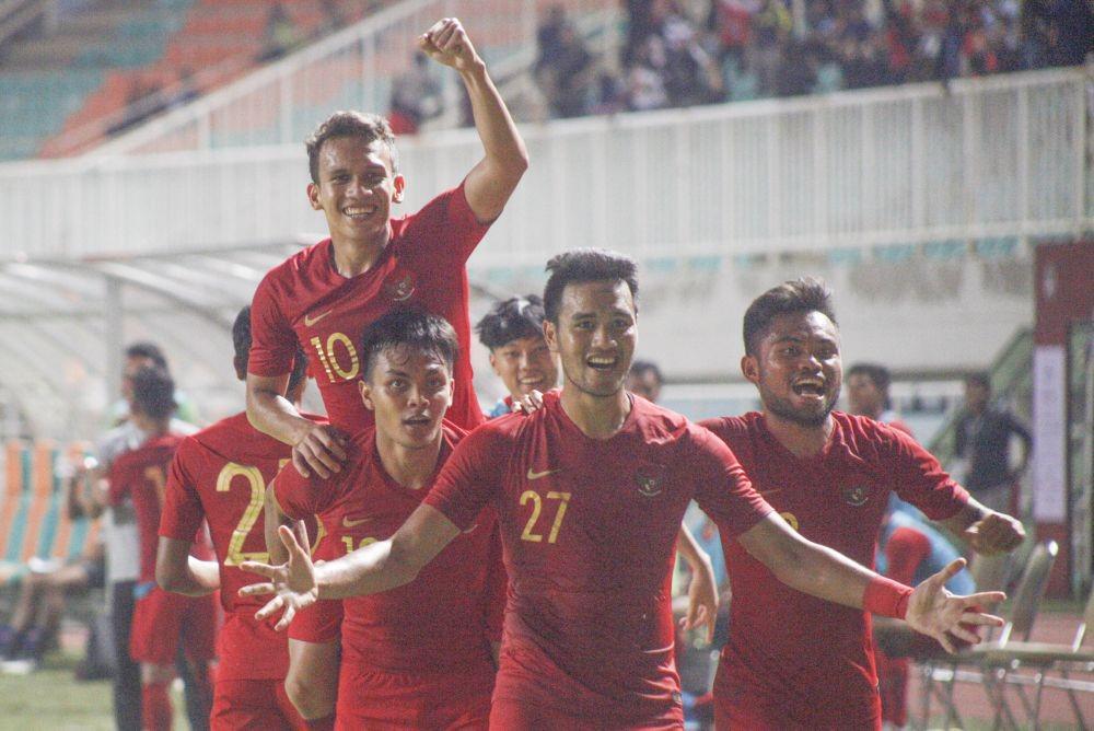 ANTARA/Yulius Satria Wijaya/aww. Para pemain Timnas U-22 merayakan gol dalam laga uji coba melawan Iran pada Sabtu (17/11).