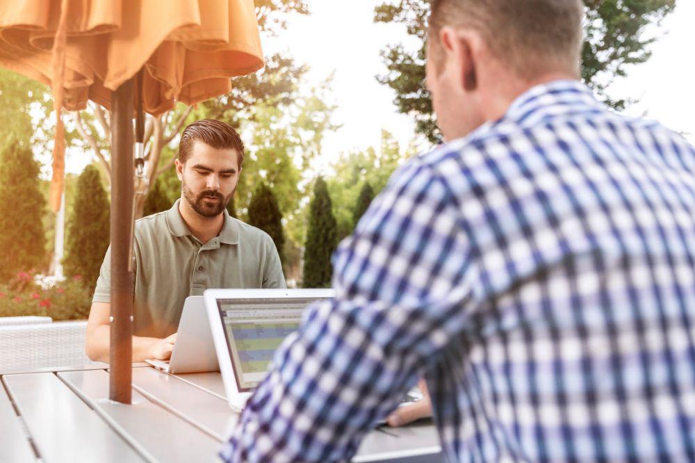pexels.com/LinkedIn Sales Navigator