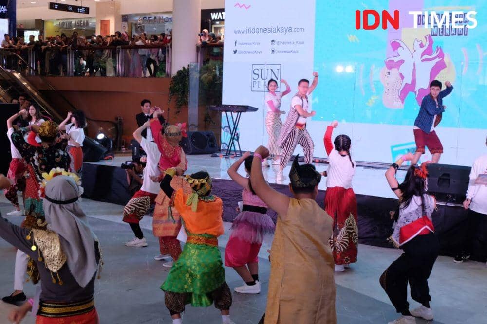 Tarian kolaborasi berbagai etnis bikin merinding pengunjung mal (IDN Times/Prayugo Utomo)