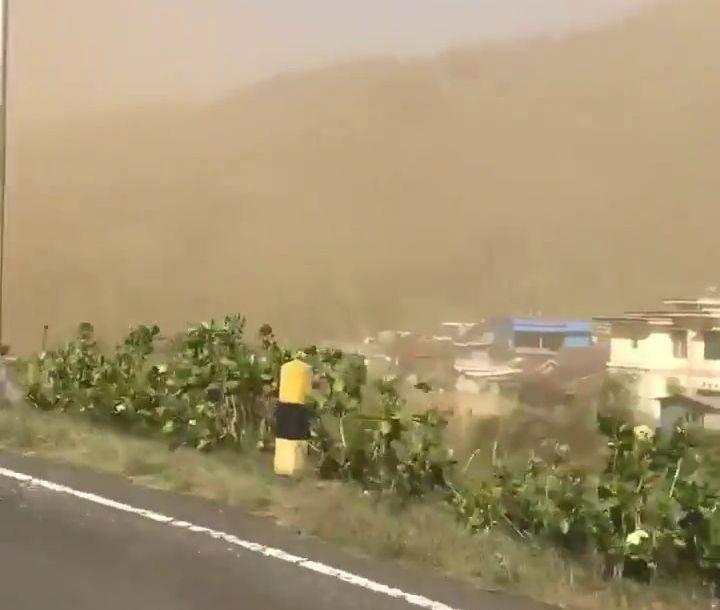 Kondisi angin kencang di Desa Sumberbrantas, Kota Batu, Minggu (17/11). Dok. BPBD Jatim