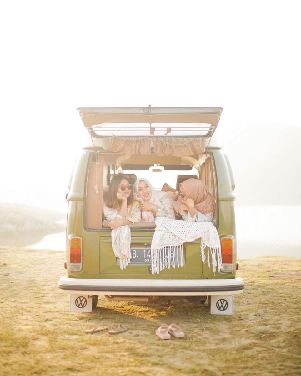 Friendship Goals! 11 Potret Surprise Trip Dian Pelangi dari Sahabatnya