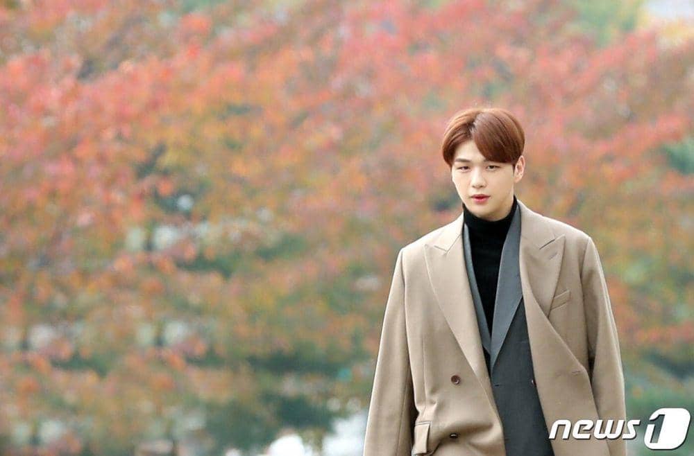 Perdana Tampil di TV, 11 Potret Kang Daniel Jadi MC di Happy Together