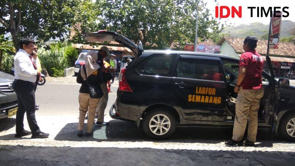 Tim labfor olah TKP di rumah mertua Bupati Bantul Suharsono. IDN Times/Daruwaskita