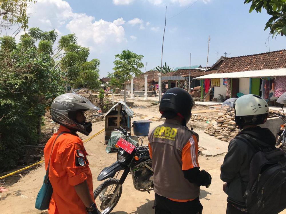 Sejumlah petugas BPBD Lamongan meninjau lokasi longsor di bantaran sungai Bengawan Solo. IDN Times/ Dok. BPBD Kabupaten Lamongan