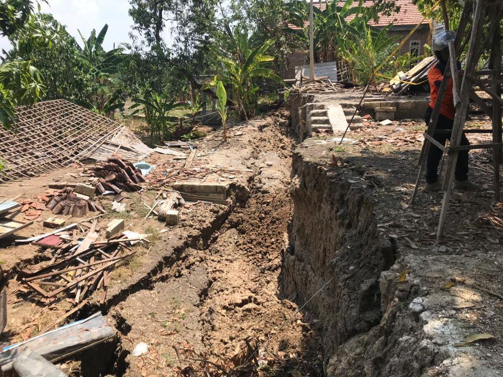 Longsor tanggul Sungai Bengawan Solo di Lamongan yang mengakibatkan salah satu rumah warga ambruk. IDN Times/Dok. BPBD Kabupaten Lamongan