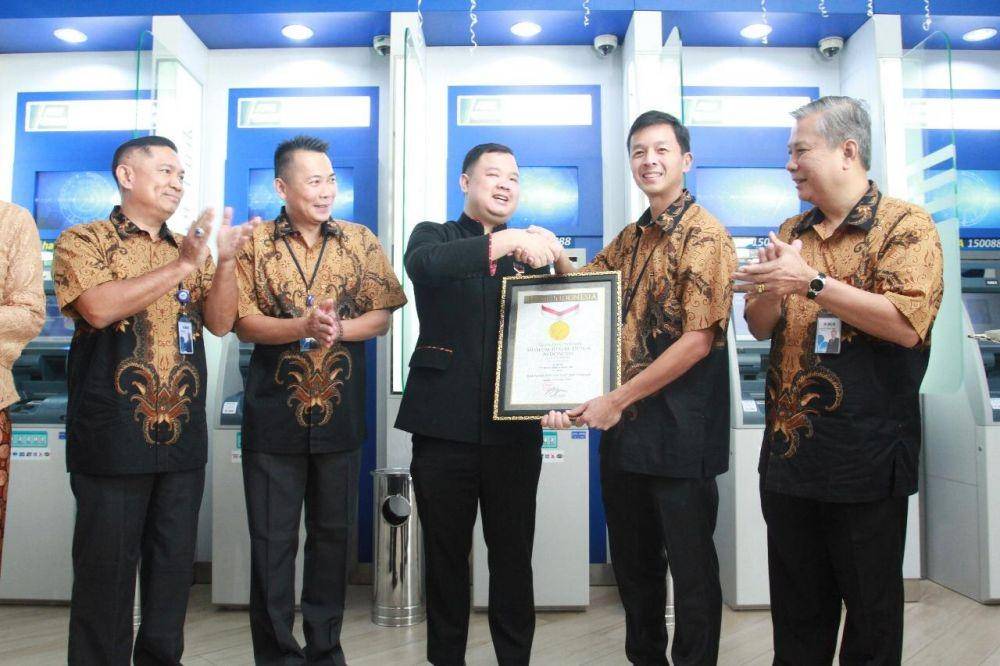 BCA menerima penghargaan Rekor Muri. Dok Bank BCA