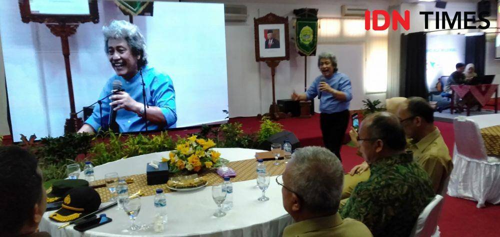 Sam Bimbo hibur ASN dan pejabat teras Pemkab Bantul, Senin (18/11). IDN Times/Daruwaskita