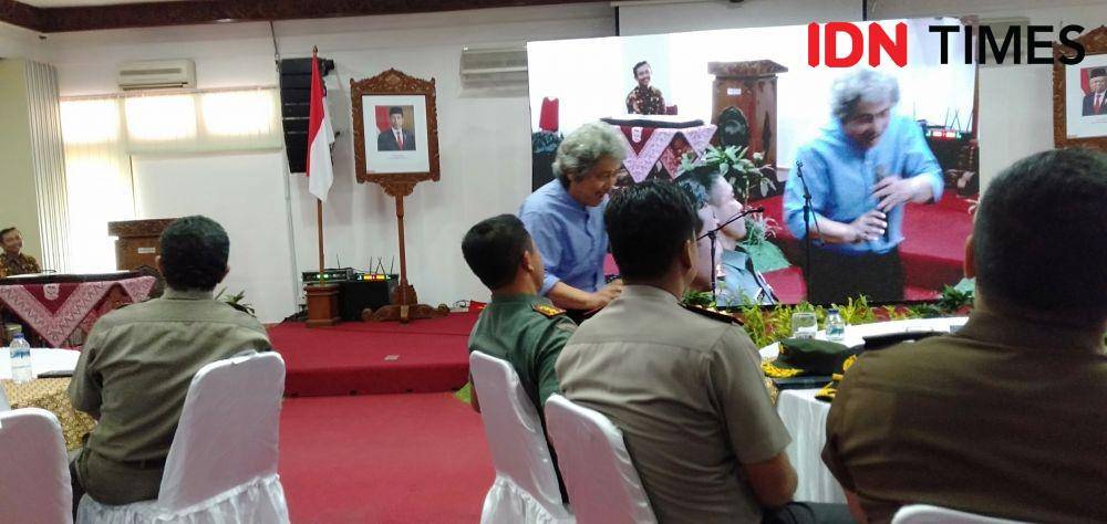 Sam Bimbo hibur ASN dan pejabat teras Pemkab Bantul, Senin (18/11). IDN Times/Daruwaskita