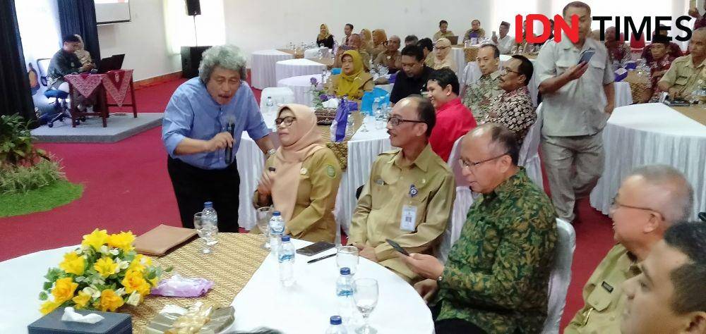 Sam Bimbo hibur ASN dan pejabat teras Pemkab Bantul, Senin (18/11). IDN Times/Daruwaskita
