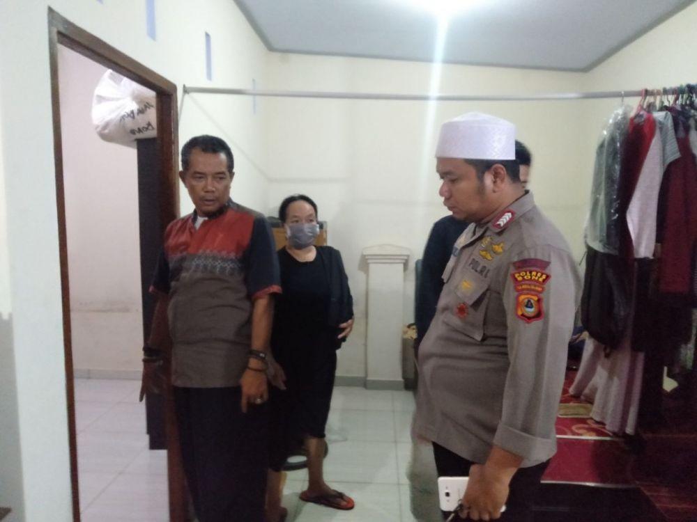 Petugas kepolisian saat mendatangi lokasi temuan mayat perempuan di Jalan DR Wahidin Sudirohusodo, Kelurahan Macanang, Kecematan Tanete Riattang Barat, Kabupaten Bone, Sulsel, Minggu (17/11) / Istimewa