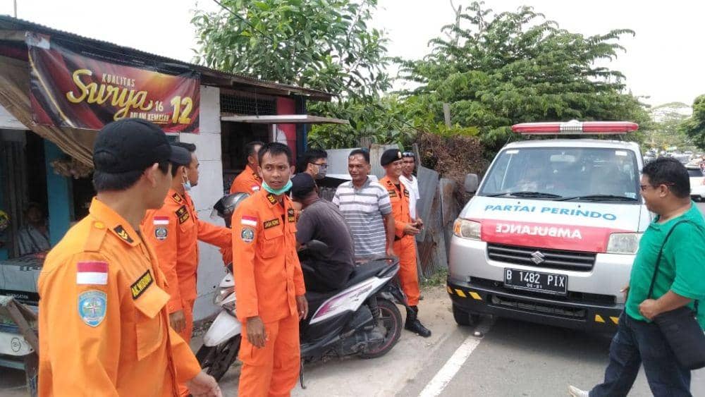 Tim SAR mengevakuasi jenazah Mohammad Tohari ke rumah sakit terdekat. Sumber: Istimewa