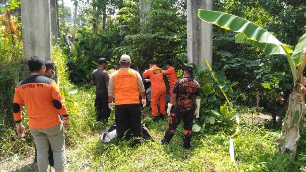 Tim SAR mengevakuasi jenazah Mohammad Tohari. Sumber: Istimewa