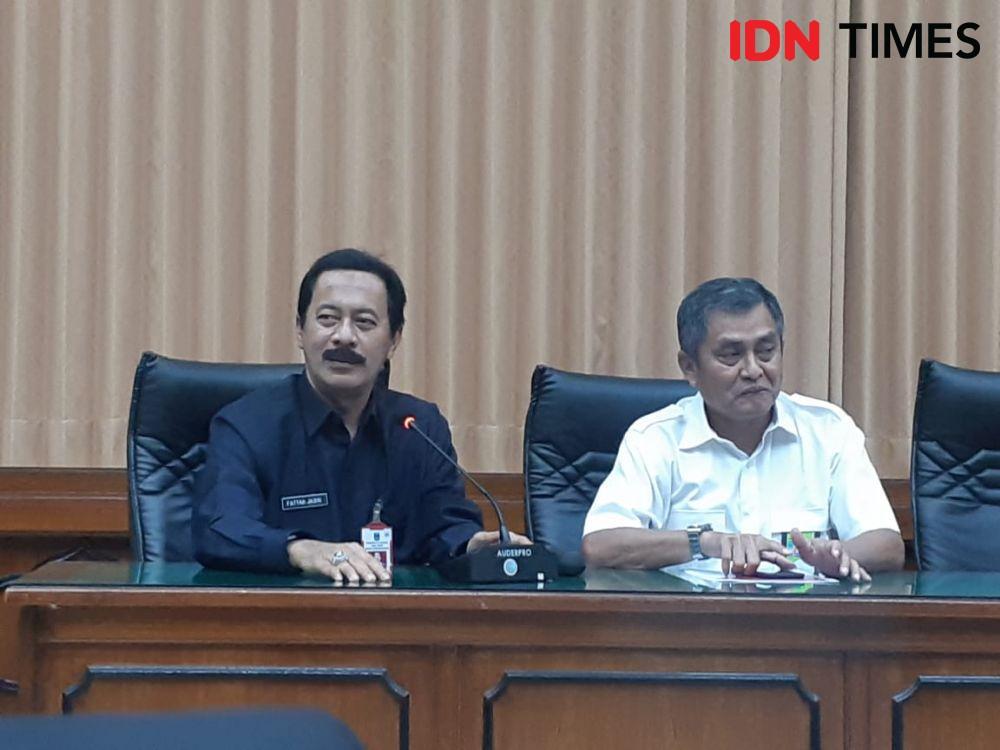 Kepala Dinas Perhubungan Jatim Fattah Jasin (kiri) saat konferensi di Kantor Gubernur Jatim, Senin (18/11). IDN Times/Ardiansyah Fajar