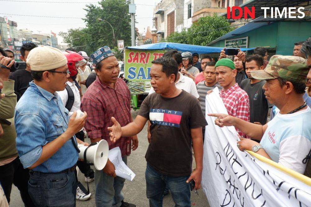 Warga mengadang pendemo yang menolak jenazah RMN dimakamkan (IDN Times/Prayugo Utomo)