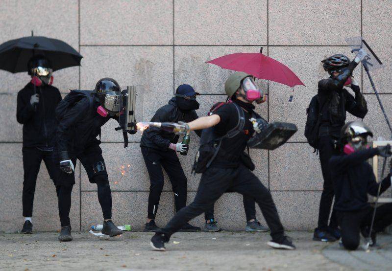 Seorang pengunjuk rasa melempar bom molotov saat bentrok dengan polisi di luar Polytechnic University (PolyU) di Hong Kong pada 17 November 2019. ANTARA FOTO/REUTERS/Adnan Abidi