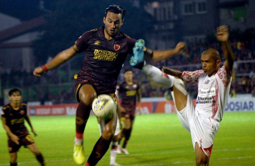 Pemain PSM Makassar Ezra Walian (kedua kiri) berebut bola dengan pemain Persipura Jayapura Ricardo Salampessy (kanan) dalam lanjutan Liga 1 2019 di Stadion Andi Mattalatta, Makassar, Sulawesi Selatan, Senin (18/11/2019) malam. (ANTARA FOTO/Abriawan Abhe)