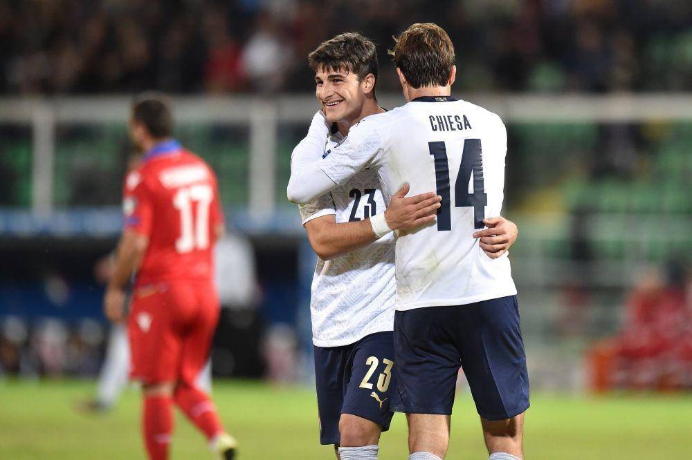 Riccardo Orsolini dan Chiesa merayakan kemenangan besar Italia atas Armenia, Selasa (19/11) dini hari. Twitter/@Azzurri