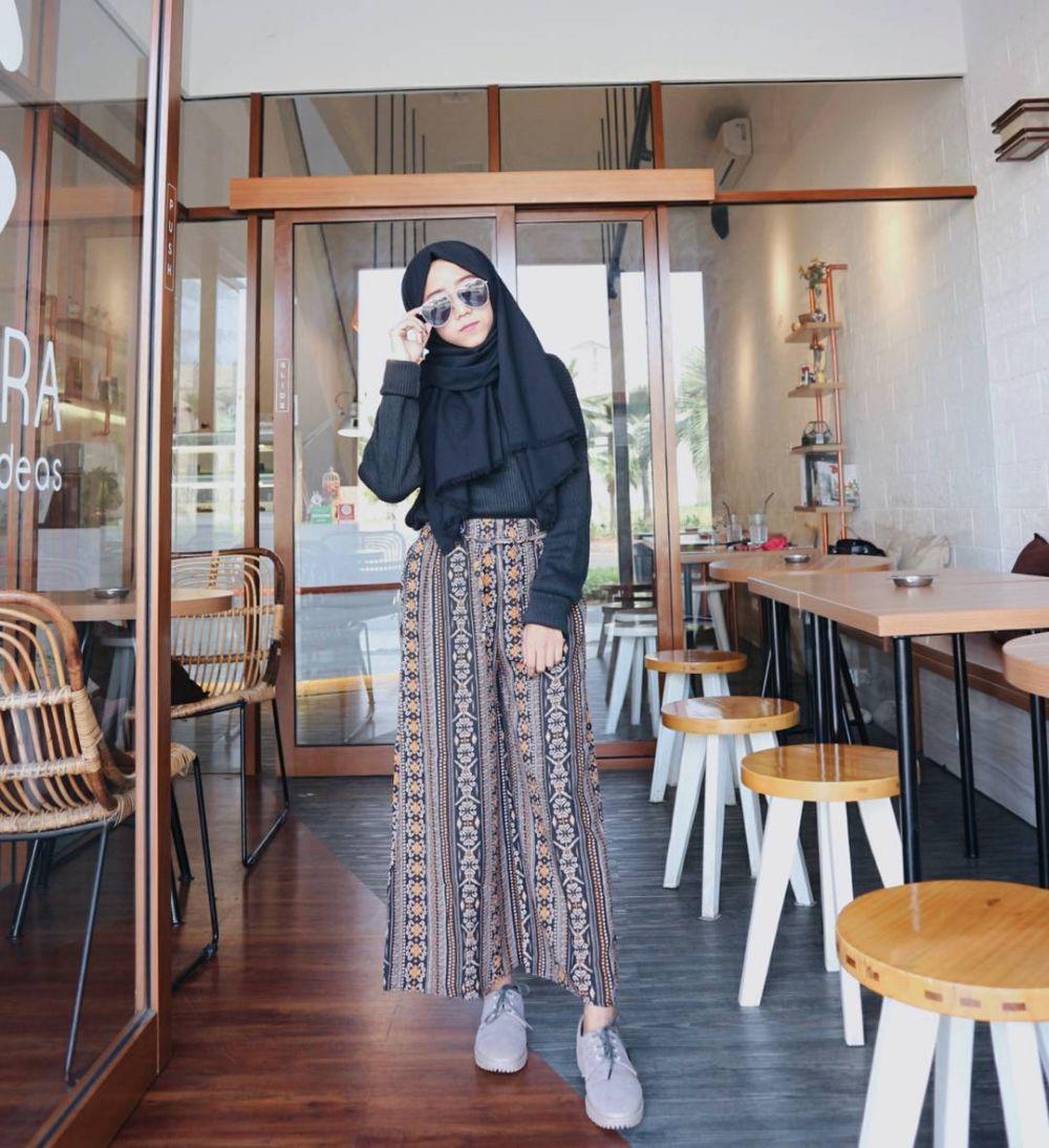 10 Gaya Hijab buat Hangout ala Selebgram Henni Kalista