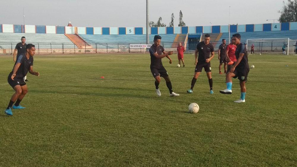 Pemain Persela Lamongan saat menggelar latihan di Stadion Surajaya Lamongan, Selasa (19/11), sore. IDN Times/Imron