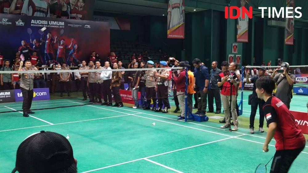 Kapolda Jawa Tengah dan Liliyana Natsir / Butet di PB Bulutangkis Djarum, Kudus (IDN Times/Shemi)