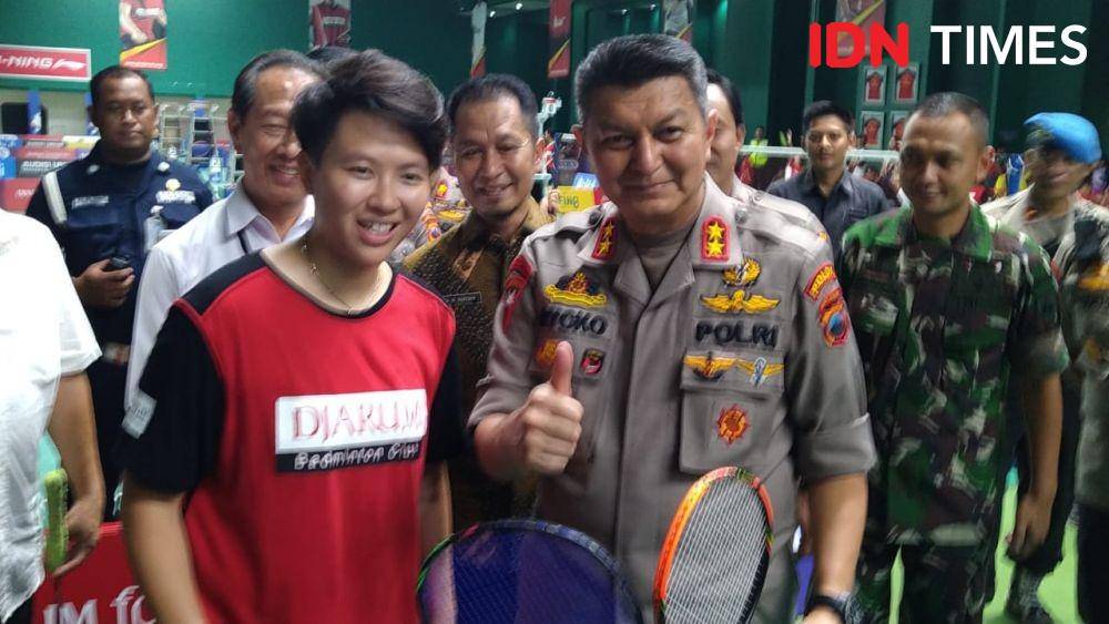 Kapolda Jawa Tengah dan Liliyana Natsir / Butet di PB Bulutangkis Djarum, Kudus (IDN Times/Shemi)