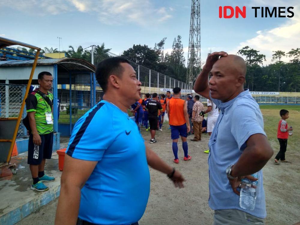 Duel pemain PS Bhinneka vs PS Peusangan Raya di Stadion Baharoeddin Siregar (IDN Times/Doni Hermawan)