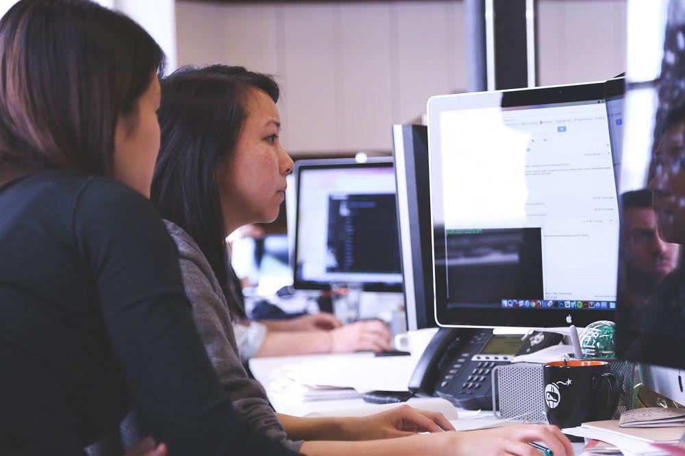 5 Cara Menghadapi Rekan Kerja Introvert Saat Diberi Proyek Bersama