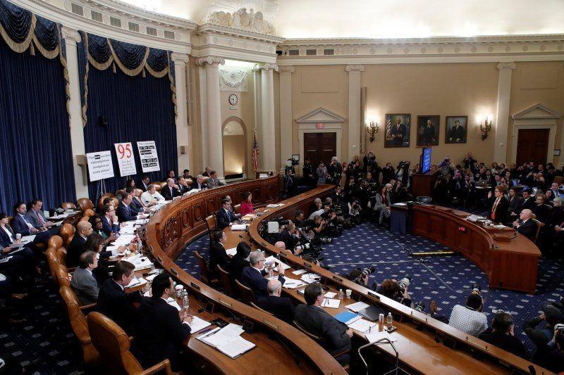 Mantan Duta Besar untuk Ukraina Marie Yovanovitch mengucap sumpah untuk bersaksi di hadapan sidang Komite Intelijen Dewan Perwakilan Rakyat sebagai bagian dari dakwaan pemakzulan terhadap Presiden Amerika Serikat Donald Trump di Capitol Hill, Washington, Amerika Serikat, pada 15 November 2019. ANTARA FOTO/Alex Wong/Pool via REUTERS