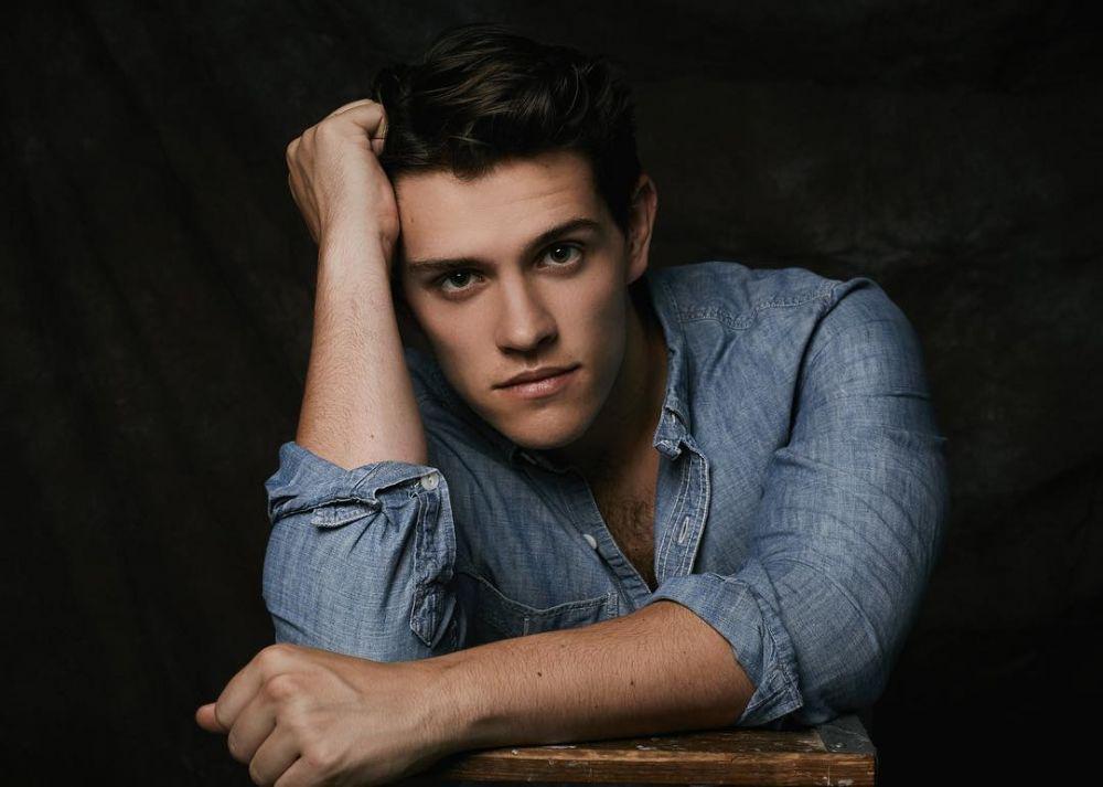 Pria Maskulin, 10 Fakta Casey Cott Aktor Kece Dalam Serial Riverdale