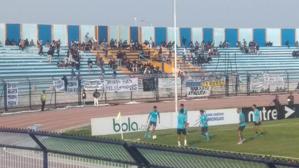 Spanduk "Sindiran" Bertebaran Warnai Duel Persela vs Perseru