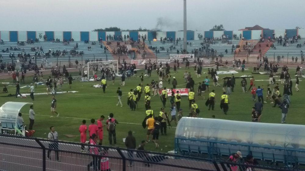 Sempat Dihentikan, Pertandingan Persela Vs Badak Lampung Dilanjutkan