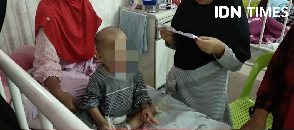 Budi--bukan nama sebenarnya--balita yang disiksa ibu kandungnya hingga kakinya patah (IDN Times/Yuda Almerio)