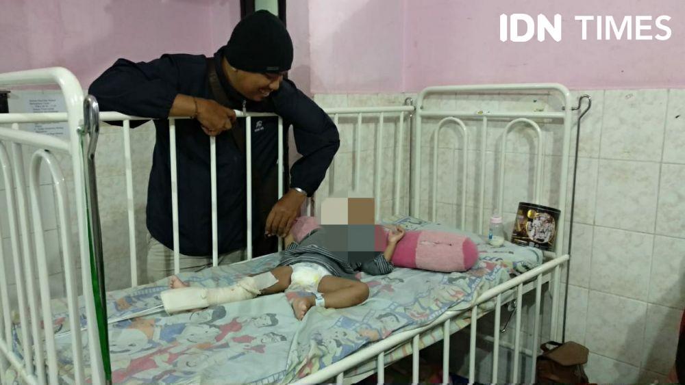 Budi--bukan nama sebenarnya--balita yang disiksa ibu kandungnya hingga kakinya patah (IDN Times/Yuda Almerio)