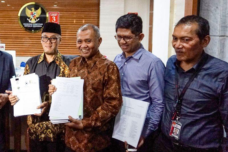 (Tiga pimpinan KPK mengajukan judicial review) ANTARA FOTO/Ariella